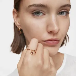 Anel pequeno banhado a ouro de 18 K sobre prata e detalhe rodolita TOUS Basic Colors