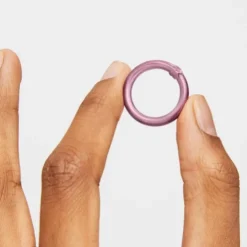 Argola média em prata em cor rosa Hold