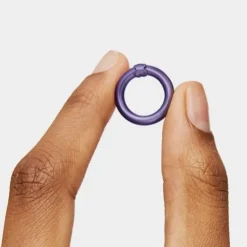 Argola pequena em prata em cor roxo Hold