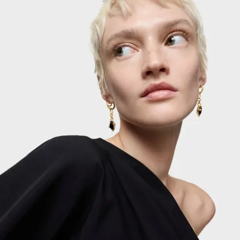 Brincos de argola compridos banhados a ouro de 18 K sobre prata e ónix Color Black