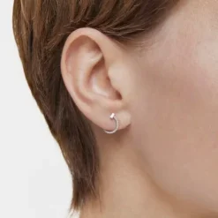 Brincos meia argola curtos em ouro branco com diamantes Les Classiques