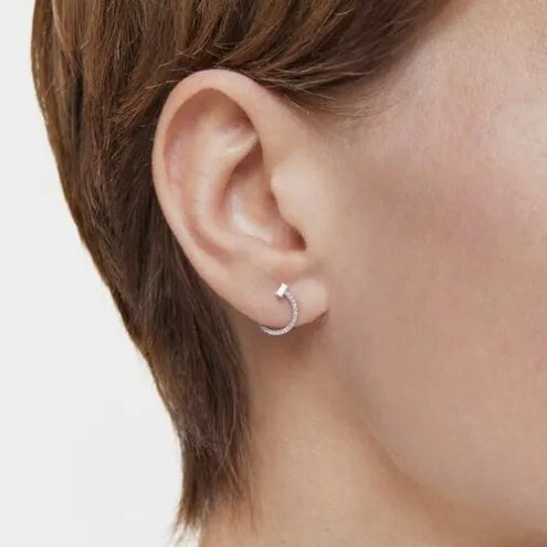 Brincos meia argola curtos em ouro branco com diamantes Les Classiques