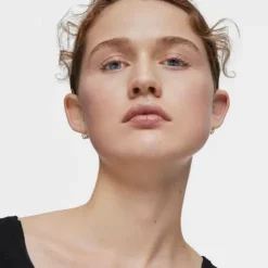 Brincos tripla argola curtos com relevo em ouro Basics