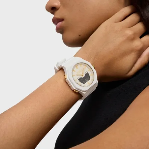 Relógio analógico/digital em aço IPG dourado com bracelete em nylon branco Bet