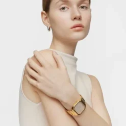 Relógio digital com bracelete em aço IPG dourado e caixa com ledes D-BEAR