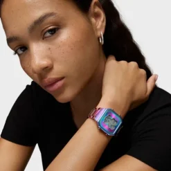 Relógio digital com bracelete em aço IP iridescente D-Bear